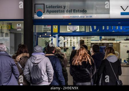 Barcelona, Spanien. 06th Dez 2021. Eine lange Schlange von Menschen wartet darauf, dass sie an der Reihe sind, um Weihnachtslotteriekarten zu kaufen.wie es jedes Jahr in den Wochen vor Weihnachten Tradition ist, warten lange Schlangen von Menschen bei der Lotterieverwaltung von Valdés auf der Rambla, um Weihnachtslotteriekarten zu kaufen. Kredit: SOPA Images Limited/Alamy Live Nachrichten Stockfoto