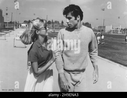 VERÖFFENTLICHUNG: 13. Juni 1978 TITEL: Grease STUDIO: Paramount Picturs REGIE: Randal Kleiser HANDLUNG: Gutes Mädchen Sandy Olsson und der Schmierstoff Danny Zuko verliebten sich über den Sommer. Als sie unerwartet feststellen, dass sie jetzt in der gleichen High School sind. MIT John TRAVOLTA als Danny und OLIVIA NEWTON als Sandy. (Kreditbild: ©Paramount Picturs/Entertainment Pictures) Stockfoto