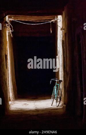 Streetlife im alten Ksar Maadid in den marokkanischen Bergen bei Erfoud in Marokko, Afrika Stockfoto