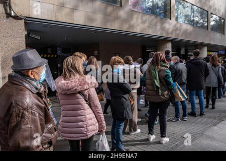 Barcelona, Spanien. 06th Dez 2021. Eine lange Schlange von Menschen wartet darauf, dass sie an der Reihe sind, um Weihnachtslotteriekarten zu kaufen.wie es jedes Jahr in den Wochen vor Weihnachten Tradition ist, warten lange Schlangen von Menschen bei der Lotterieverwaltung von Valdés auf der Rambla, um Weihnachtslotteriekarten zu kaufen. Kredit: SOPA Images Limited/Alamy Live Nachrichten Stockfoto