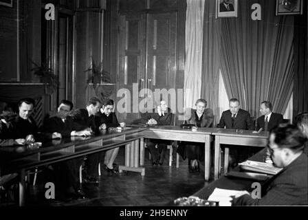 Warszawa, 1947-11-19. Posiedzenie polsko-jugos³owiañskiej Komisji Mieszanej. Negocjacje na temat konwencji kulturalnej pomiêdzy Rzeczpospolita Polsk¹ i Federacyjn¹ Republik¹ Jugos³awii. NZ. Przedstawiciele strony jugos³owiañskiej, m.in. ambasador FRJ Rado Pribicevic (2P), radca kulturalny ambasady FRJ Maria Kovacevic (3P). mb/mgs PAP Warschau, 19. November 1947. Das Treffen der Polnisch-Jugoslawischen Gemischten Kommission. Verhandlungen über ein Kulturabkommen zwischen der Republik Polen und der Föderativen Republik Jugoslawien. Im Bild: Jugoslawische Represetnatives, nämlich Botschafter Rado Pribicevic (2 Stockfoto