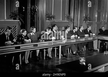 Warszawa, 1947-11-19. Posiedzenie polsko-jugos³owiañskiej Komisji Mieszanej. Negocjacje na temat konwencji kulturalnej pomiêdzy Rzeczpospolita Polsk¹ i Federacyjn¹ Republik¹ Jugos³awii. mb/mgs PAP Warschau, 19. November 1947. Eine Sitzung einer Polnisch-Jugoslawischen Gemischten Kommission. Verhandlungen über ein Kulturabkommen zwischen der Republik Polen und der Föderativen Republik Jugoslawien. bk/mgs PAP Stockfoto