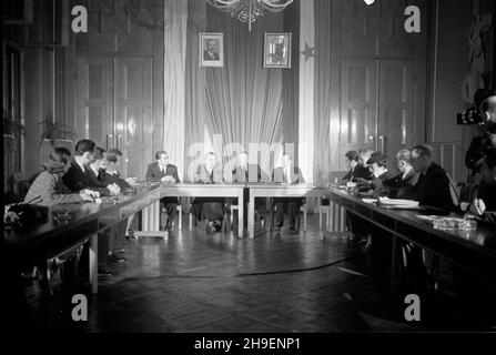 Warszawa, 1947-11-19. Posiedzenie polsko-jugos³owiañskiej Komisji Mieszanej. Negocjacje na temat konwencji kulturalnej pomiêdzy Rzeczpospolita Polsk¹ i Federacyjn¹ Republik¹ Jugos³awii. NZ. po œrodku przedstawiciele strony jugos³owiañskiej, m.in. ambasador FRJ Rado Pribicevic (2P), radca kulturalny ambasady FRJ Maria Kovacevic (3P). mb/mgs PAP Warschau, 19. November 1947. Eine Sitzung einer Polnisch-Jugoslawischen Gemischten Kommission. Verhandlungen über ein Kulturabkommen zwischen der Republik Polen und der Föderativen Republik Jugoslawien. Im Bild: Die jugoslawische Seite in der Mitte, einschließlich der jugoslawischen am Stockfoto