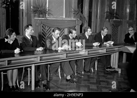 Warszawa, 1947-11-19. Posiedzenie polsko-jugos³owiañskiej Komisji Mieszanej. Negocjacje na temat konwencji kulturalnej pomiêdzy Rzeczpospolita Polsk¹ i Federacyjn¹ Republik¹ Jugos³awii. NZ. za sto³em prezydialnym m.in. minister oœwiaty Stanis³aw Skrzeszewski (P). mb/mgs PAP Dok³adny dzieñ wydarzenia nieustalony. Warschau, 19. November 1947. Das Treffen der Polnisch-Jugoslawischen Gemischten Kommission. Verhandlungen über ein Kulturabkommen zwischen der Republik Polen und der Föderativen Republik Jugoslawien. Im Bild: Bildungsminister Stanislaw Skrzeszewski von rechts. mb/mgs PAP Stockfoto