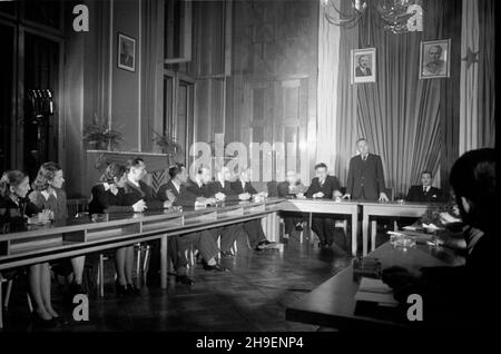 Warszawa, 1947-11-19. Posiedzenie polsko-jugos³owiañskiej Komisji Mieszanej. Negocjacje na temat konwencji kulturalnej pomiêdzy Rzeczpospolita Polsk¹ i Federacyjn¹ Republik¹ Jugos³awii. NZ. za sto³em prezydialnym poœrodku m.in. minister oœwiaty Stanis³aw Skrzeszewski (1L), Minister kultury i sztuki Stefan Dybowski (2L), ambasador FRJ Rado Pribicevic (3L). Flagge obu pañstw portety Boles³awa Bieruta i Josipa Broz-tity. mb/mgs PAP Warschau, 19. November 1947. Das Treffen der Polnisch-Jugoslawischen Gemischten Kommission zum Kulturabkommen zwischen der Republik Polen und der Föderativen Republik Stockfoto