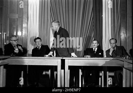 Warszawa, 1947-11-19. Posiedzenie polsko-jugos³owiañskiej Komisji Mieszanej. Negocjacje na temat konwencji kulturalnej pomiêdzy Rzeczpospolita Polsk¹ i Federacyjn¹ Republik¹ Jugos³awii. NZ. za sto³em prezydialnym m.in. minister oœwiaty Stanis³aw Skrzeszewski (1L), Minister kultury i sztuki Stefan Dybowski (2L), ambasador FRJ Rado Pribicevic (przemawia), Wiktor Grosz Ministerstwa Spraw Zagranicznych RP (5L). Flagge obu pañstw portety Boles³awa Bieruta i Josipa Broz-tity. mb/mgs PAP Warschau, 19. November 1947. Das Treffen der Polnisch-Jugoslawischen Gemischten Kommission über das Kulturübereinkommen sei Stockfoto