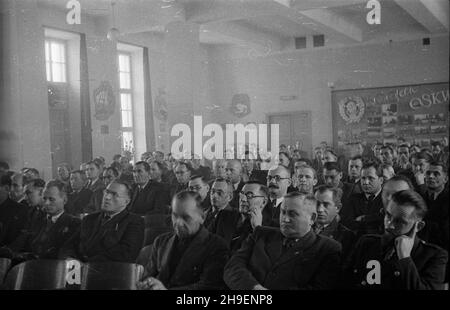 Warszawa, 1947-11-18. W dniach 18-20 listopada, w sali Domu Kultury Robotniczej, odby³y siê obrady poszerzonego Plenum Komisji Centralnej Zwi¹zków Zawodowych. wb PAP Warschau, 18. November 1947. Das erweiterte Plenum der Zentralkommission der Gewerkschaften hielt am 18. Und 20. November im Arbeiterkulturhaus Debatten ab. wb PAP Stockfoto