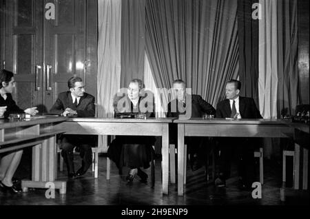 Warszawa, 1947-11-19. Posiedzenie polsko-jugos³owiañskiej Komisji Mieszanej. Negocjacje na temat konwencji kulturalnej pomiêdzy Rzeczpospolita Polsk¹ i Federacyjn¹ Republik¹ Jugos³awii. NZ. Przedstawiciele strony jugos³owiañskiej, m.in. ambasador FRJ Rado Pribicevic (2P), radca kulturalny ambasady FRJ Maria Kovacevic (3P). mb/mgs PAP Warschau, 19. November 1947. Das Treffen der Polnisch-Jugoslawischen Gemischten Kommission. Verhandlungen über ein Kulturabkommen zwischen der Republik Polen und der Föderativen Republik Jugoslawien. Im Bild: Jugoslawische Represetnatives, nämlich Botschafter Rado Pribicevic (2 Stockfoto