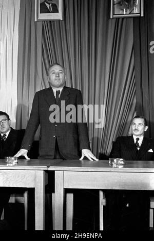 Warszawa, 1947-11-19. Posiedzenie polsko-jugos³owiañskiej Komisji Mieszanej. Negocjacje na temat konwencji kulturalnej pomiêdzy Rzeczpospolita Polsk¹ i Federacyjn¹ Republik¹ Jugos³awii. NZ. Przemawia ambasador FRJ Rado Pribicevic, z lewej Minister kultury i sztuki Stefan Dybowski. Flagge obu pañstw portety Boles³awa Bieruta i Josipa Broz-tity. mb/mgs PAP Warschau, 19. November 1947. Das Treffen der Polnisch-Jugoslawischen Gemischten Kommission. Verhandlungen über ein Kulturabkommen zwischen der Republik Polen und der Föderativen Republik Jugoslawien. Im Bild: Jugoslawischer Botschafter Rado Pribicevic Stockfoto