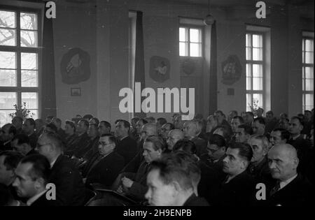 Warszawa, 1947-11-18. W dniach 18-20 listopada, w sali Domu Kultury Robotniczej, odby³y siê obrady poszerzonego Plenum Komisji Centralnej Zwi¹zków Zawodowych. wb PAP Warschau, 18. November 1947. Das erweiterte Plenum der Zentralkommission der Gewerkschaften hielt am 18. Und 20. November im Arbeiterkulturhaus Debatten ab. wb PAP Stockfoto