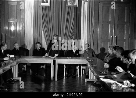 Warszawa, 1947-11-19. Posiedzenie polsko-jugos³owiañskiej Komisji Mieszanej. Negocjacje na temat konwencji kulturalnej pomiêdzy Rzeczpospolita Polsk¹ i Federacyjn¹ Republik¹ Jugos³awii. NZ. za sto³em prezydialnym poœrodku m.in. minister oœwiaty Stanis³aw Skrzeszewski (3L), Minister kultury i sztuki Stefan Dybowski (2L), ambasador FRJ Rado Pribicevic (1L), Wiktor Grosz z Ministerstwa Spraw Zagranicznych RP (5L). Flagge obu pañstw portety Boles³awa Bieruta i Josipa Broz-tity. mb/mgs PAP Warschau, 19. November 1947. Das Treffen der Polnisch-Jugoslawischen Gemischten Kommission über das Kulturübereinkommen Stockfoto