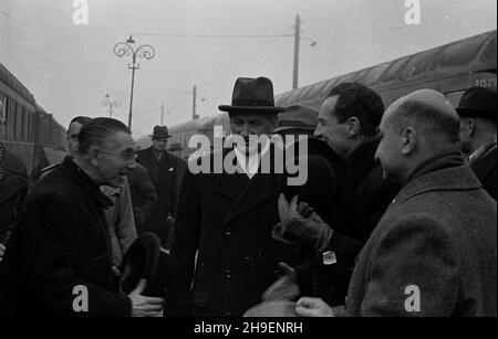 Warszawa, 1947-11-19. Posiedzenie polsko-jugos³owiañskiej Komisji Mieszanej. Negocjacje na temat konwencji kulturalnej pomiêdzy Rzeczpospolita Polsk¹ i Federacyjn¹ Republik¹ Jugos³awii. NZ. dyrektor Teatru Polskiego Arnold Szyfman (L) wita goœci na dworcu kolejowym Warszawa Gdañska. wb PAP Warschau, 19. November 1947. Die Sitzung der Polnisch-Jugoslawischen Gemischten Kommission. Verhandlungen über ein Kulturabkommen zwischen der Republik Polen und der Föderativen Republik Jugoslawien. Im Bild: arnold Szyfman (links), direktor des Polski Theaters, begrüßt die Gäste am Bahnhof Warschau-Gdanska. Stockfoto