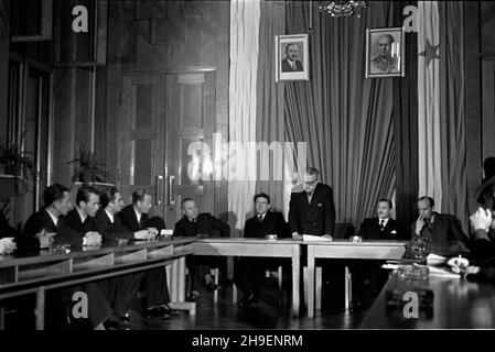 Warszawa, 1947-11-19. Posiedzenie polsko-jugos³owiañskiej Komisji Mieszanej. Negocjacje na temat konwencji kulturalnej pomiêdzy Rzeczpospolita Polsk¹ i Federacyjn¹ Republik¹ Jugos³awii. NZ. za sto³em prezydialnym poœrodku m.in. minister oœwiaty Stanis³aw Skrzeszewski (3L), Minister kultury i sztuki Stefan Dybowski (2L), ambasador FRJ Rado Pribicevic (1L), Wiktor Grosz z Ministerstwa Spraw Zagranicznych RP (5L). Flagge obu pañstw portety Boles³awa Bieruta i Josipa Broz-tity. mb/mgs PAP Warschau, 19. November 1947. Das Treffen der Polnisch-Jugoslawischen Gemischten Kommission über das Kulturübereinkommen Stockfoto