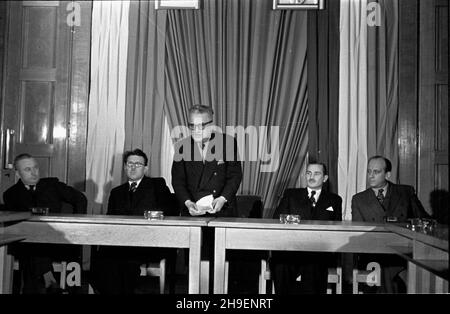 Warszawa, 1947-11-19. Posiedzenie polsko-jugos³owiañskiej Komisji Mieszanej. Negocjacje na temat konwencji kulturalnej pomiêdzy Rzeczpospolita Polsk¹ i Federacyjn¹ Republik¹ Jugos³awii. NZ. za sto³em prezydialnym m.in. minister oœwiaty Stanis³aw Skrzeszewski (przemawia), Minister kultury i sztuki Stefan Dybowski (2L), ambasador FRJ Rado Pribicevic (1L), Wiktor Grosz Ministerstwa Spraw Zagranicznych RP (5L). Flagge obu pañstw portety Boles³awa Bieruta i Josipa Broz-tity. mb/mgs PAP Warschau, 19. November 1947. Das Treffen der Polnisch-Jugoslawischen Gemischten Kommission über das Kulturübereinkommen sei Stockfoto