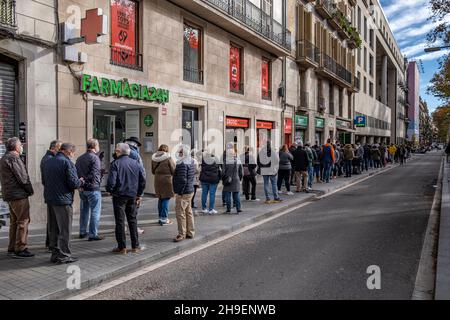 Barcelona, Spanien. 06th Dez 2021. Eine lange Schlange von Menschen wartet darauf, dass sie an der Reihe sind, um Weihnachtslotteriekarten zu kaufen.wie es jedes Jahr in den Wochen vor Weihnachten Tradition ist, warten lange Schlangen von Menschen bei der Lotterieverwaltung von Valdés auf der Rambla, um Weihnachtslotteriekarten zu kaufen. (Foto von Paco Freire/SOPA Images/Sipa USA) Quelle: SIPA USA/Alamy Live News Stockfoto