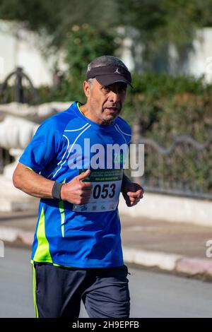 El Madher, Batna, Algerien - 12-04-2021: Läufer, die nach 22 km von Batna City nach El Madher Ci um den Sieg beim Medghacen International Marathon kämpfen Stockfoto