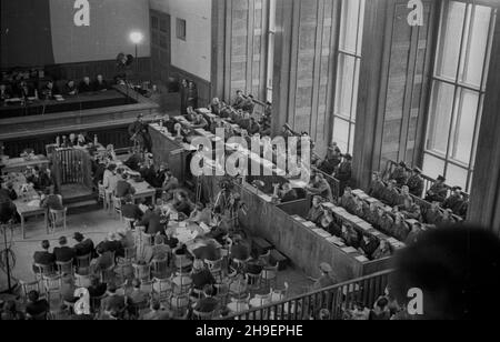 Kraków, 1947-11-24. Posiedzenie Najwy¿szego Trybuna³u Narodowego w sali Muzeum Narodowego. Pierwszy dzieñ rozprawy przeciwko 40 zbrodniarzom hitlerowskim z SS, cz³onkom za³ogi niemieckiego obozu zag³ady w Auschwitz-Birkenau (Oœwiêcim- Brzezinka). bk/mgs/mb PAP Krakau, 24. November 1947. Die Sitzung des Höchsten Nationalgerichts in einer Nationalmuseumhalle. Der 1st-tägige Prozess gegen 40 Nazi-Kriminelle der SS, Mitarbeiter des Nazi-Todeslagers in Auschwitz-Birkenau (Oswiecim-Brzezinka). bk/mgs/mb PAP Stockfoto