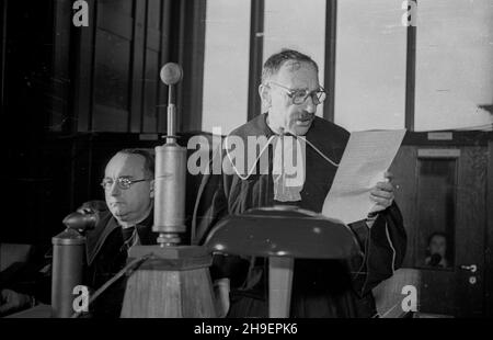 Kraków, 1947-11-24. Posiedzenie Najwy¿szego Trybuna³u Narodowego w sali Muzeum Narodowego. Pierwszy dzieñ rozprawy przeciwko 40 zbrodniarzom hitlerowskim z SS, cz³onkom za³ogi niemieckiego obozu zag³ady w Auschwitz-Birkenau (Oœwiêcim- Brzezinka). NZ. przy mikrofonie naczelny prokurator Najwy¿szego Trybuna³u Narodowego Stefan Kurowski. bk/mgs PAP/Stanis³aw D¹browiecki Krakau, 24. November 1947. Die Sitzung des National Highgest Tribunals in einer National Museum Hall. Der 1st-tägige Prozess gegen 40 Nazi-Kriminelle der SS, Mitarbeiter des Nazi-Todeslagers in Auschwitz-Birkenau (Oswiecim- Stockfoto