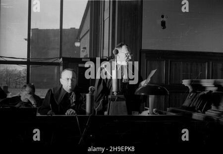 Kraków, 1947-11-24. Posiedzenie Najwy¿szego Trybuna³u Narodowego w sali Muzeum Narodowego. Pierwszy dzieñ rozprawy przeciwko 40 zbrodniarzom hitlerowskim z SS, cz³onkom za³ogi niemieckiego obozu zag³ady w Auschwitz-Birkenau (Oœwiêcim- Brzezinka). NZ. przy mikrofonie naczelny prokurator Najwy¿szego Trybuna³u Narodowego Stefan Kurowski. bk/mgs PAP/Stanis³aw D¹browiecki Krakau, 24. November 1947. Die Sitzung des National Highgest Tribunals in einer National Museum Hall. Der 1st-tägige Prozess gegen 40 Nazi-Kriminelle der SS, Mitarbeiter des Nazi-Todeslagers in Auschwitz-Birkenau (Oswiecim- Stockfoto