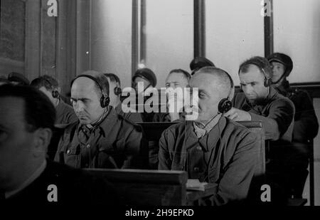 Kraków, 1947-11-24. Posiedzenie Najwy¿szego Trybuna³u Narodowego w sali Muzeum Narodowego. Pierwszy dzieñ rozprawy przeciwko 40 zbrodniarzom hitlerowskim z SS, cz³onkom za³ogi niemieckiego obozu zag³ady w Auschwitz-Birkenau (Oœwiêcim- Brzezinka). NZ. w ³awie oskar¿Onych m.in. Franz Kraus, oficer informacyjny SS (z prawej z w¹sami), Maksymilian Grabner, kierownik wydzia³u politycznego obozu (L). bk/mgs PAP Krakau, 24. November 1947. Die Sitzung des Höchsten Nationalgerichts in einer Nationalmuseumhalle. Der 1st-tägige Prozess gegen 40 Nazi-Kriminelle der SS, Mitarbeiter der Nazi-dea Stockfoto