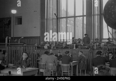 Kraków, 1947-11-24. Posiedzenie Najwy¿szego Trybuna³u Narodowego w sali Muzeum Narodowego. Pierwszy dzieñ rozprawy przeciwko 40 zbrodniarzom hitlerowskim z SS, cz³onkom za³ogi niemieckiego obozu zag³ady w Auschwitz-Birkenau (Oœwiêcim- Brzezinka). NZ. widok na ³awê oskar¿Onych. bk/mgs PAP Krakau, 24. November 1947. Die Sitzung des Höchsten Nationalgerichts in einer Nationalmuseumhalle. Der 1st-tägige Prozess gegen 40 Nazi-Kriminelle der SS, Mitarbeiter des Nazi-Todeslagers in Auschwitz-Birkenau (Oswiecim-Brzezinka). Im Bild: Die Bank der Angeklagten. bk/mgs PAP Stockfoto