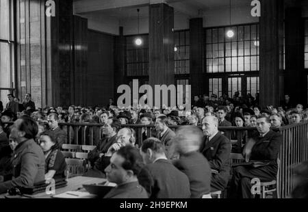 Kraków, 1947-11-24. Posiedzenie Najwy¿szego Trybuna³u Narodowego w sali Muzeum Narodowego. Pierwszy dzieñ rozprawy przeciwko 40 zbrodniarzom hitlerowskim z SS, cz³onkom za³ogi niemieckiego obozu zag³ady w Auschwitz-Birkenau (Oœwiêcim- Brzezinka). bk/mgs PAP Krakau, 24. November 1947. Die Sitzung des Höchsten Nationalgerichts in einer Nationalmuseumhalle. Der 1st-tägige Prozess gegen 40 Nazi-Verbrecher der SS, Mitarbeiter des Nazi-Todeslagers in Auschwitz-Birkenau (Oswiecim-Brzezinka). bk/mgs PAP Stockfoto