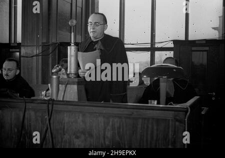 Kraków, 1947-11-24. Posiedzenie Najwy¿szego Trybuna³u Narodowego w sali Muzeum Narodowego. Pierwszy dzieñ rozprawy przeciwko 40 zbrodniarzom hitlerowskim z SS, cz³onkom za³ogi niemieckiego obozu zag³ady w Auschwitz-Birkenau (Oœwiêcim- Brzezinka). Nz. ³awa prokuratorska. bk/mgs PAP Krakau, 24. November 1947. Die Sitzung des Höchsten Nationalgerichts in einer Nationalmuseumhalle. Der 1st-tägige Prozess gegen 40 Nazi-Kriminelle der SS, Mitarbeiter des Nazi-Todeslagers in Auschwitz-Birkenau (Oswiecim-Brzezinka). Im Bild: Die Bank der Staatsanwälte. bk/mgs PAP Stockfoto