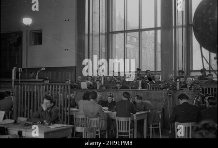 Kraków, 1947-11-24. Posiedzenie Najwy¿szego Trybuna³u Narodowego w sali Muzeum Narodowego. Pierwszy dzieñ rozprawy przeciwko 40 zbrodniarzom hitlerowskim z SS, cz³onkom za³ogi niemieckiego obozu zag³ady w Auschwitz-Birkenau (Oœwiêcim- Brzezinka). NZ. widok na ³awê oskar¿Onych. bk/mgs PAP Krakau, 24. November 1947. Die Sitzung des Höchsten Nationalgerichts in einer Nationalmuseumhalle. Der 1st-tägige Prozess gegen 40 Nazi-Kriminelle der SS, Mitarbeiter des Nazi-Todeslagers in Auschwitz-Birkenau (Oswiecim-Brzezinka). Im Bild: Die Bank der Angeklagten. bk/mgs PAP Stockfoto