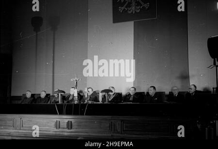 Kraków, 1947-11-24. Posiedzenie Najwy¿szego Trybuna³u Narodowego w sali Muzeum Narodowego. Pierwszy dzieñ rozprawy przeciwko 40 zbrodniarzom hitlerowskim z SS, cz³onkom za³ogi niemieckiego obozu zag³ady w Auschwitz-Birkenau (Oœwiêcim- Brzezinka). bk/mgs PAP/Stanis³aw D¹browiecki Krakau, 24. November 1947. Die Sitzung des National Highgest Tribunals in einer National Museum Hall. Der 1st-tägige Prozess gegen 40 Nazi-Kriminelle der SS, Mitarbeiter des Nazi-Todeslagers in Auschwitz-Birkenau (Oswiecim-Brzezinka). bk/mgs PAP/Stanislaw Dabrowiecki Stockfoto