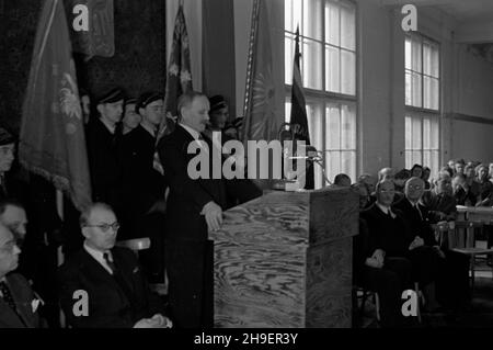 Warszawa, 1947-11-30. Uroczystoœæ rozpoczêcia roku akademickiego na Politechnice Warszawskiej. NZ. Przemawia rektor Edward Warcha³owski. po/mgs PAP Warschau, 30. November 1947. Eröffnung eines akademischen Jahres an der Technischen Universität Warschau. Im Bild: University President Edward Warchalowski spricht. po/mgs PAP Stockfoto