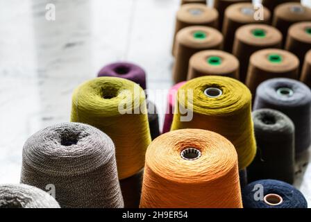 Viele mehrfarbige Garnspulen. Stricken. Stockfoto