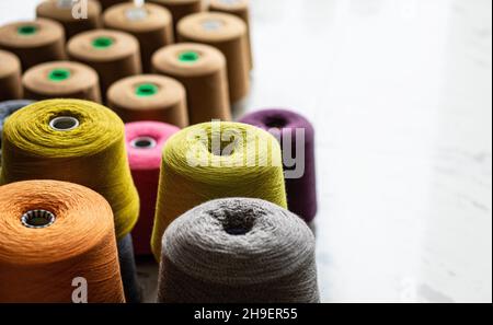 Viele mehrfarbige Garnspulen. Stricken. Stockfoto