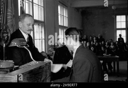 Warszawa, 1947-11-30. Uroczystoœæ rozpoczêcia roku akademickiego na Politechnice Warszawskiej. NZ. rektor Edward Warcha³owski (L) podczas ceremonii wrêczania dyplomów honorowych studentom zas³u¿onym dla odbudowy uczelni. po/mgs PAP Warschau, 30. November 1947. Eröffnung eines akademischen Jahres an der Technischen Universität Warschau. Im Bild: University President Edward Warchalowski (links), der Studenten, die am Wiederaufbau der Universität teilgenommen haben, Verdienstzeugnisse übergab. po/mgs PAP Stockfoto