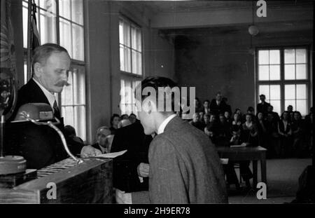 Warszawa, 1947-11-30. Uroczystoœæ rozpoczêcia roku akademickiego na Politechnice Warszawskiej. NZ. rektor Edward Warcha³owski (L) podczas ceremonii wrêczania dyplomów honorowych studentom zas³u¿onym dla odbudowy uczelni. po/mgs PAP Warschau, 30. November 1947. Eröffnung eines akademischen Jahres an der Technischen Universität Warschau. Im Bild: University President Edward Warchalowski (links), der Studenten, die am Wiederaufbau der Universität teilgenommen haben, Verdienstzeugnisse übergab. po/mgs PAP Stockfoto