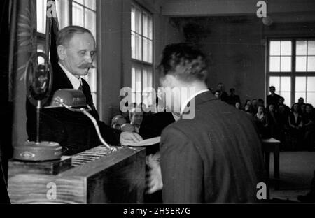 Warszawa, 1947-11-30. Uroczystoœæ rozpoczêcia roku akademickiego na Politechnice Warszawskiej. NZ. rektor Edward Warcha³owski (L) podczas ceremonii wrêczania dyplomów honorowych studentom zas³u¿onym dla odbudowy uczelni. po/mgs PAP Warschau, 30. November 1947. Eröffnung eines akademischen Jahres an der Technischen Universität Warschau. Im Bild: University President Edward Warchalowski (links), der Studenten, die am Wiederaufbau der Universität teilgenommen haben, Verdienstzeugnisse übergab. po/mgs PAP Stockfoto