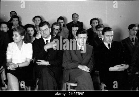 Warszawa, 1947-11-30. Uroczystoœæ rozpoczêcia roku akademickiego na Politechnice Warszawskiej. NZ. Immatrykulowani studenci i roku. po/mgs PAP Warschau, 30. November 1947. Eröffnung eines akademischen Jahres an der Technischen Universität Warschau. Im Bild: Studenten im ersten Studienjahr. po/mgs PAP Stockfoto