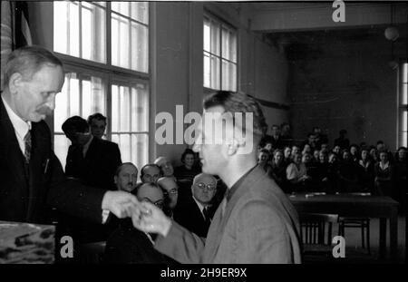 Warszawa, 1947-11-30. Uroczystoœæ rozpoczêcia roku akademickiego na Politechnice Warszawskiej. NZ. rektor Edward Warcha³owski (L) podczas ceremonii wrêczania dyplomów honorowych studentom zas³u¿onym dla odbudowy uczelni. po/mgs PAP Warschau, 30. November 1947. Eröffnung eines akademischen Jahres an der Technischen Universität Warschau. Im Bild: University President Edward Warchalowski (links), der Studenten, die am Wiederaufbau der Universität teilgenommen haben, Verdienstzeugnisse übergab. po/mgs PAP Stockfoto