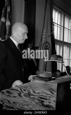 Warszawa, 1947-11-30. Uroczystoœæ rozpoczêcia roku akademickiego na Politechnice Warszawskiej. NZ. Przemawia prof. Tadeusz To³wiñski, wyró¿niony przez uczelniê tytu³em doktora honoris causa. po/mgs PAP Warschau, 30. November 1947. Eröffnung eines akademischen Jahres an der Technischen Universität Warschau. Im Bild: professor Tadeusz Tolwinski, der den Titel eines Ehrendoktors erhielt. po/mgs PAP Stockfoto