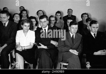 Warszawa, 1947-11-30. Uroczystoœæ rozpoczêcia roku akademickiego na Politechnice Warszawskiej. NZ. Immatrykulowani studenci i roku. po/mgs PAP Warschau, 30. November 1947. Eröffnung eines akademischen Jahres an der Technischen Universität Warschau. Im Bild: Studenten im ersten Studienjahr. po/mgs PAP Stockfoto