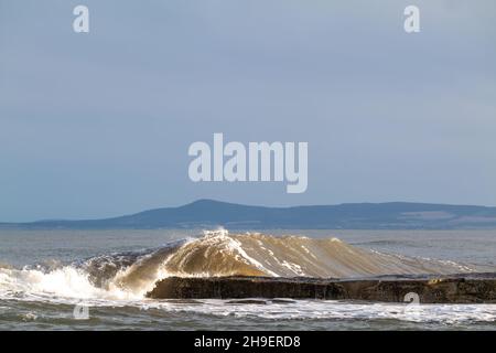 LOSSIEMOUTH, MORAY, SCHOTTLAND - 6. DEZEMBER 2021: Das sind die Wellen, die am East Beach von Lossiemouth, Moray, Schottland, am Montag, den 6. Dezember 2021 ankommen Stockfoto