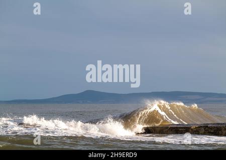 LOSSIEMOUTH, MORAY, SCHOTTLAND - 6. DEZEMBER 2021: Das sind die Wellen, die am East Beach von Lossiemouth, Moray, Schottland, am Montag, den 6. Dezember 2021 ankommen Stockfoto