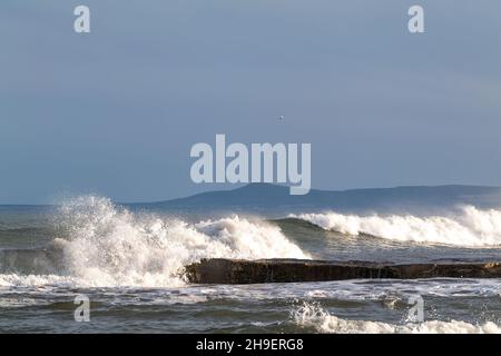 LOSSIEMOUTH, MORAY, SCHOTTLAND - 6. DEZEMBER 2021: Das sind die Wellen, die am East Beach von Lossiemouth, Moray, Schottland, am Montag, den 6. Dezember 2021 ankommen Stockfoto