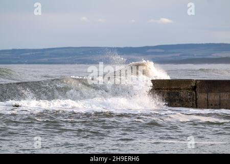 LOSSIEMOUTH, MORAY, SCHOTTLAND - 6. DEZEMBER 2021: Das sind die Wellen, die am East Beach von Lossiemouth, Moray, Schottland, am Montag, den 6. Dezember 2021 ankommen Stockfoto