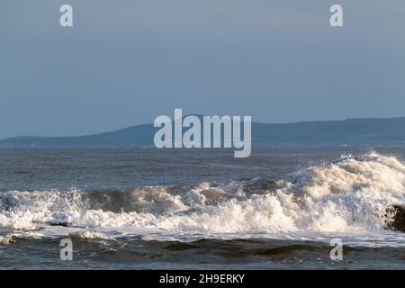 LOSSIEMOUTH, MORAY, SCHOTTLAND - 6. DEZEMBER 2021: Das sind die Wellen, die am East Beach von Lossiemouth, Moray, Schottland, am Montag, den 6. Dezember 2021 ankommen Stockfoto