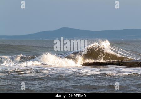 LOSSIEMOUTH, MORAY, SCHOTTLAND - 6. DEZEMBER 2021: Das sind die Wellen, die am East Beach von Lossiemouth, Moray, Schottland, am Montag, den 6. Dezember 2021 ankommen Stockfoto