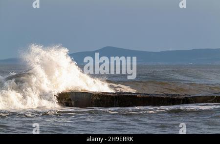 LOSSIEMOUTH, MORAY, SCHOTTLAND - 6. DEZEMBER 2021: Das sind die Wellen, die am East Beach von Lossiemouth, Moray, Schottland, am Montag, den 6. Dezember 2021 ankommen Stockfoto