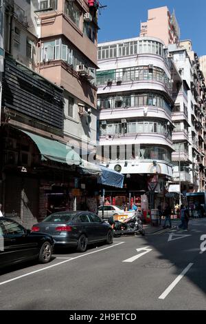 Älteres Mietshaus in der Bute Street, Kreuzung Sai Yee Street, Mongkok, Kowloon, Hongkong 14th Nov 2021 Stockfoto
