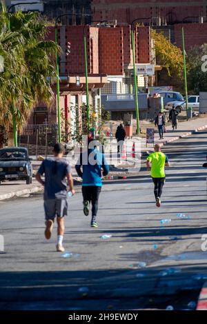 El Madher, Batna, Algerien - 12-04-2021: Läufer, die nach 22 km von Batna City nach El Madher Ci um den Sieg beim Medghacen International Marathon kämpfen Stockfoto