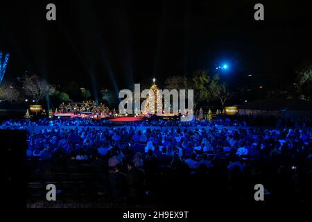 Washington, Vereinigte Staaten von Amerika. 02. Dezember 2021. US-Innenministerin deb Haaland hält ihre Rede auf der Bühne zur Beleuchtung der National Christmas Tree Ceremony 2 auf der Ellipse, 2021. Dezember 99th in Washington, D.C. Quelle: Tami A. Heilemann/USA Interior Department/Alamy Live News Stockfoto