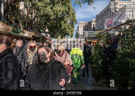 Barcelona, Spanien. 06th Dez 2021. Menschenmassen, die Gesichtsmasken tragen, werden beim Einkaufen gesehen und andere schlendern durch den beliebten Weihnachtsmarkt, der als Fira de Santa Llúcia bekannt ist. Viele Menschen nutzen den zweiten arbeitsfreien Tag mit Ladeneröffnung, um in Erwartung von Weihnachten einzukaufen. Aufgrund der steigenden Covid-19-Infektionen werden Käufer mit Schutzmasken beobachtet. (Foto von Paco Freire/SOPA Images/Sipa USA) Quelle: SIPA USA/Alamy Live News Stockfoto